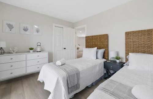 Elegant Updated Oceanfront Home with Pool & Hot Tub - Photo 73