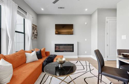 Skyline VIEWS, 5 mins to Downtown, Free Parking - Photo 19