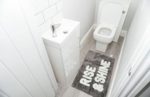 Luxury 3-Bedroom Home , with Free parking - Photo 23