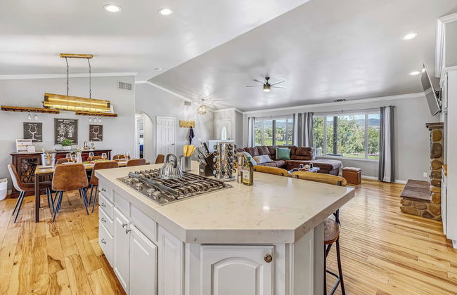 Temecula Wine Country Home w/ Pool, Hot Tub, Game Room & Vineyard Views - Foto 12