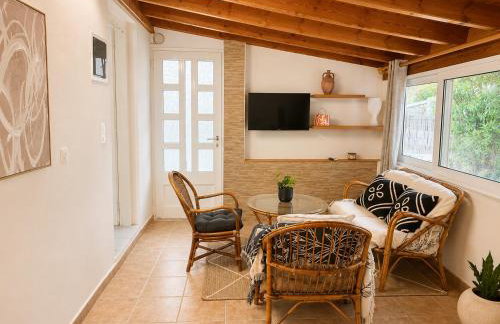 The simple two-bedroom house at Klima Beach - Photo 4