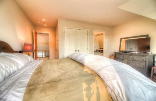 Stratton Mountain Condo with a Hot Tub! Sleeps 12! - Photo 80
