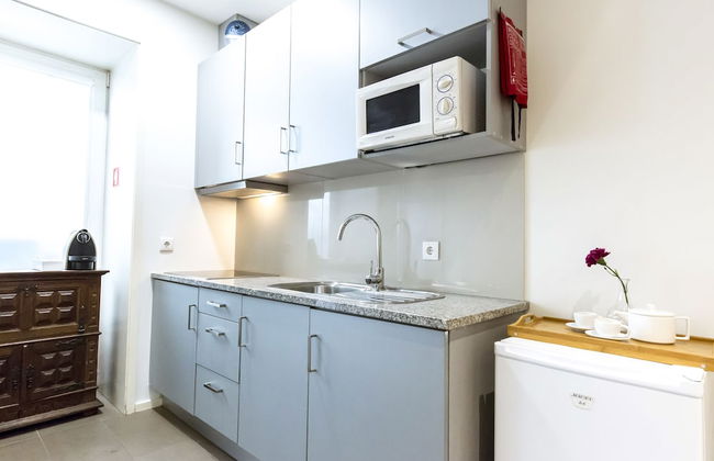 Bright 3BR Flat w/ AC in City Center by LovelyStay - Photo 43