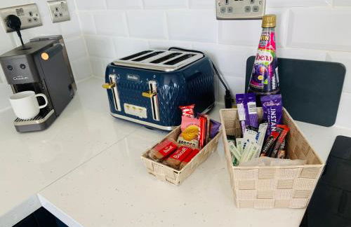 Award Winner of 2026 &2025 traveller & Best guest rated apartment, two bedroom, #1 Leeds city centres most central location, Great 180 degree views,balcony , PARKING onsite, Netflix & WiFi - Foto 32