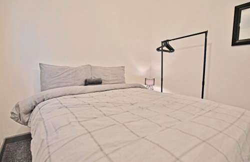 Freckleton House in Town Centre, near Blackpool, Sleeps 6, Free Parking - By NMB Property - Photo 10