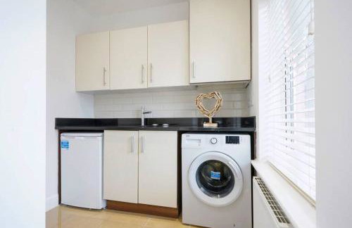 Stylish 6 Bedroom 3 Bathroom Detached House with Free Parking, Super-Fast Wifi, Pool Table, Smart TVs with Netflix by Yoko Property - Foto 31