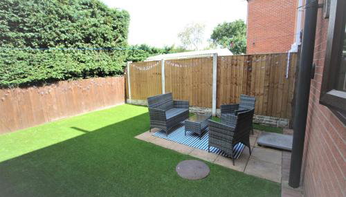 3 Bed Semi - Sleeps 5 - Private Garden & Parking - Quiet Cul De Sac Location - Dog Friendly - Fast Wifi - Close to Motorway Access - Foto 4, Garden