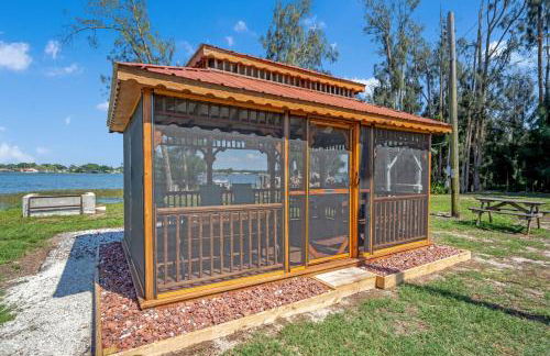 Lake Placid Home Boat Parking and Clubhouse Access by RedAwning - Foto 62