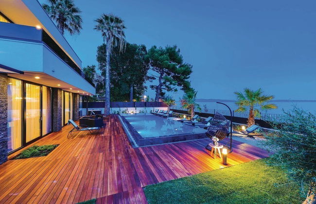 Beachfront Villa Baronessa with Pool - Photo 36