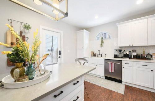 HostWise Stays - The Carnegie - Sauna, 1 Block from Butler St, Family Friendly - Foto 29