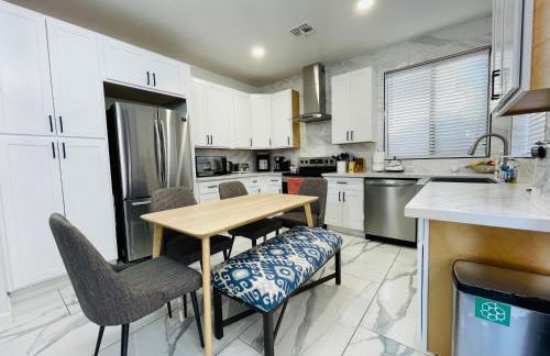 Gorgeous Abode 3 Bedrooms Hide-out in Mesa - Photo 8