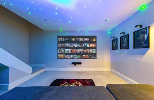 The Lumos House - 4 Bed Home w Parking near Harry Potter Studios - Foto 60