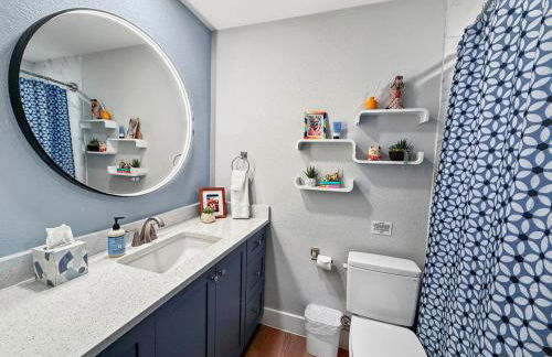 Modern 3BR Retreat with Fun Yard, Mini-Golf, Hot Tub & BBQ Dining Deck - Foto 43