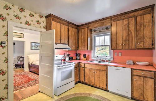 Restored 1920s Cottage on 1 Acre with Fire Pit - Foto 10