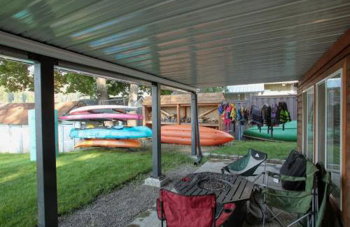 Twin Lakes Waterfront Retreat with Private Dock Fire Pit And Family Friendly Space - Foto 45