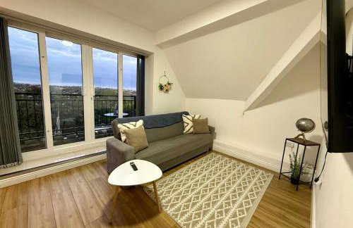 2 Bedroom Scenic Apartment, with Balcony View & Parking - Foto 6