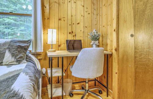 Peak-a-Blue Cabin - Watch Movies from Hot Tub, Mountain View, Bigfoot Bunker Game Room, Fire Pit, Oversized Deck, Screened-in Porch - Foto 19