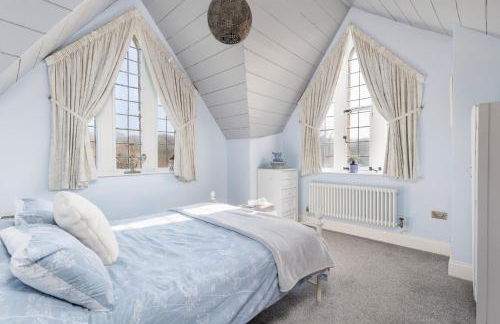 The Old Abbey Farmhouse - Stay at Quarr Abbey Monastery - Pet-Friendly Farmhouse with History & Countryside Views, surrounded by woodland & nature - Photo 3