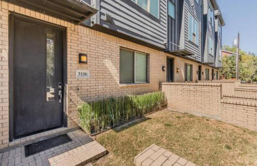 Stunning Townhome Near Uptown - Photo 29