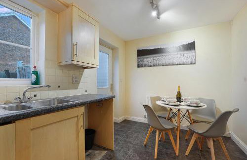 Comfortable stylish Townhouse in Ashford sleeps 5 Netflix 2 Parking spaces Perfect for Contractors and Families - Foto 5