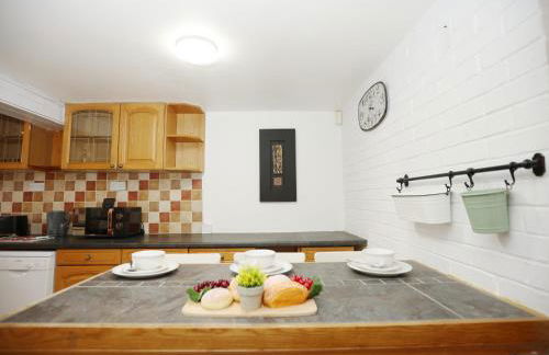 Mount Rd By N And N Stays Contractor Friendly 4 Bed House With Large Driveway, Bath - Photo 29
