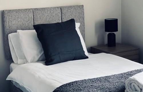 Five Bedroom Five Bathroom House - Dalkeith - Photo 8