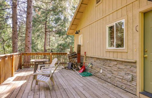 Cozy Mi-Wuk Village Cabin with Deck! - Foto 24