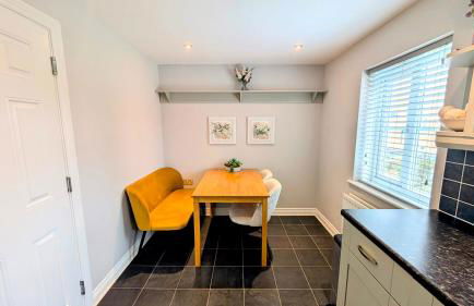 Charming Townhome Retreat, close to Manchester - Photo 26