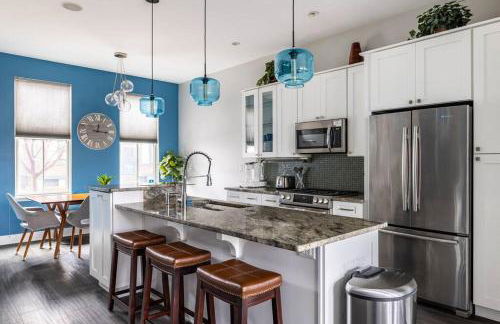 Family-Friendly 4BR Retreat Sleeps 12, Private Yard, Garage, Close to Stadiums, Casino & Downtown - Foto 9