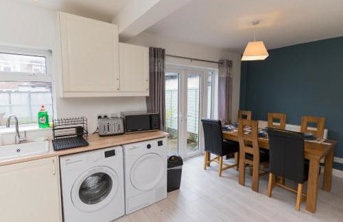 Perfect for Contractors & Families & Free Parking - Foto 18