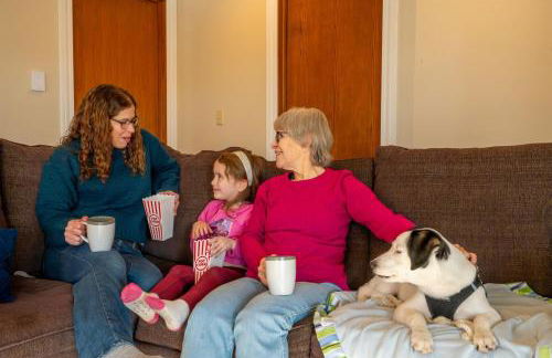 Cozy Retreat HotTub, FirePit, Arcade Fun & Dogs! - Foto 29