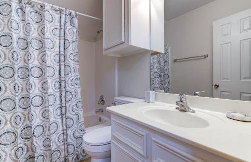 Spacious 3BR Retreat Close to Downtown & Outlets - Foto 22