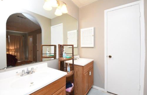 10 Minutes from IAH and Mall, Newly Rehabbed - Foto 40