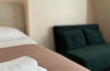 The Lily Aparts - Photo 3