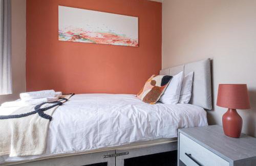 Stunning Home Ideal for comfort by Our Home Short Stays Free parking fast Wi-Fi and plenty of shops and eating options close by - Foto 10