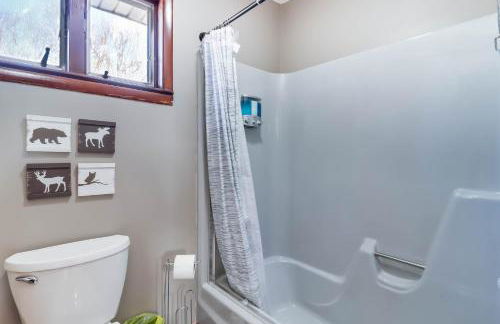 Lake Access and Private Hot Tub at Poconos Home! - Foto 21