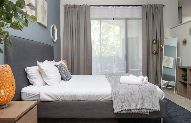 Uptown 1st Ward Corner Unit Superior 2BD Apt - Foto 1