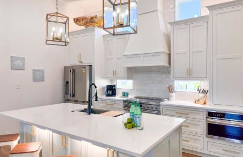 4BR Beach Haven - Deck, Gourmet Kitchen, Tiki Bar Fun - Foto 4