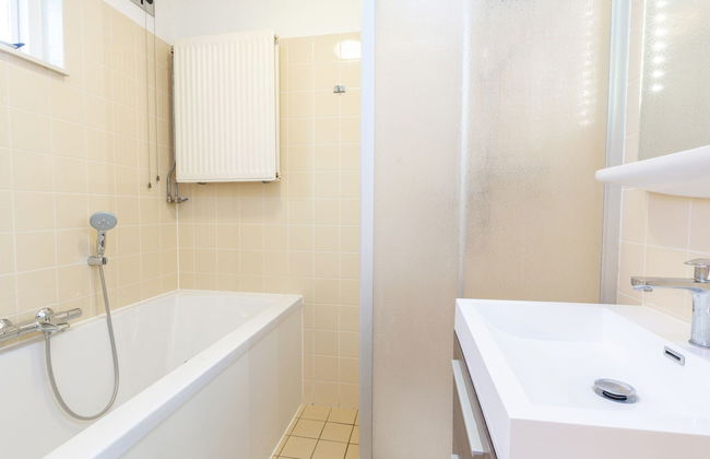 Restyled Holiday Home with 2 Bathrooms near Beach - Photo 10