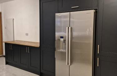 Beautiful 5-Bedroom home with Free Parking - Foto 12