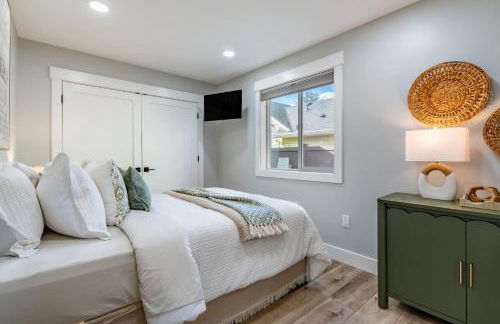 Spacious 3BR Home Sleeps 8 Private Backyard - Foto 7