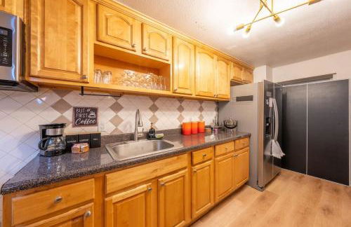 5BR 3BTH House, Steps to Bars, Dining, NYC Access with GameRm, Backyard with BBQ and Parking - Foto 26