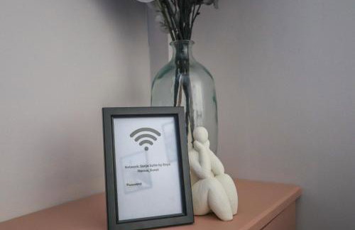 Sanjo Suite - Sleek 2BR Home with Parking & WIFI - Foto 19