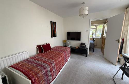 Cosy Apartment with Private Access and Kitchenette in Guildford - Photo 4