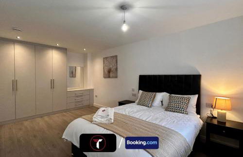 Spacious 4 Bedroom By Tara Stays Short Lets & Serviced Accommodation Aldershot With Free WiFi & Garden - Foto 10