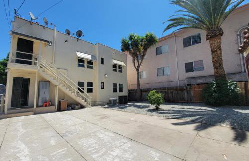 Perfectly located Pico Robertson ground floor 3 bedroom apartment Walk to restaurants WIFI TV Game Console Parking 5 minutes to Rodeo Drive - Foto 34