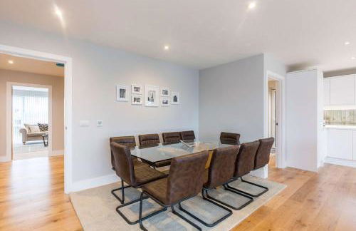 Stylish new Home With Parking - King Beds Garden - Foto 32