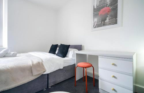 Stylish 3BR Derby Apartment - Sleeps 6, Central Location - Foto 3