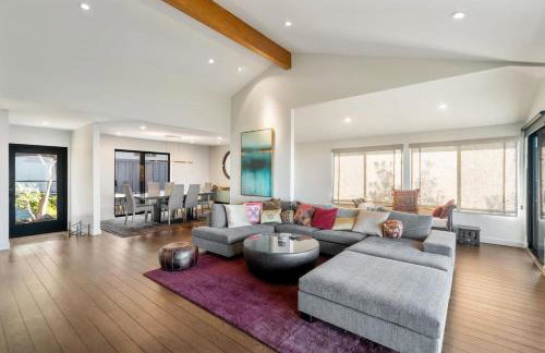 Luxury 3BR Hillside Retreat wAC Panoramic View - Photo 1