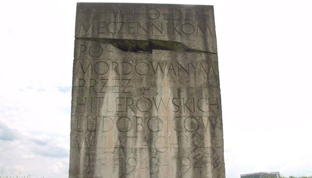 Un'iscrizione nel monumento alle vittime